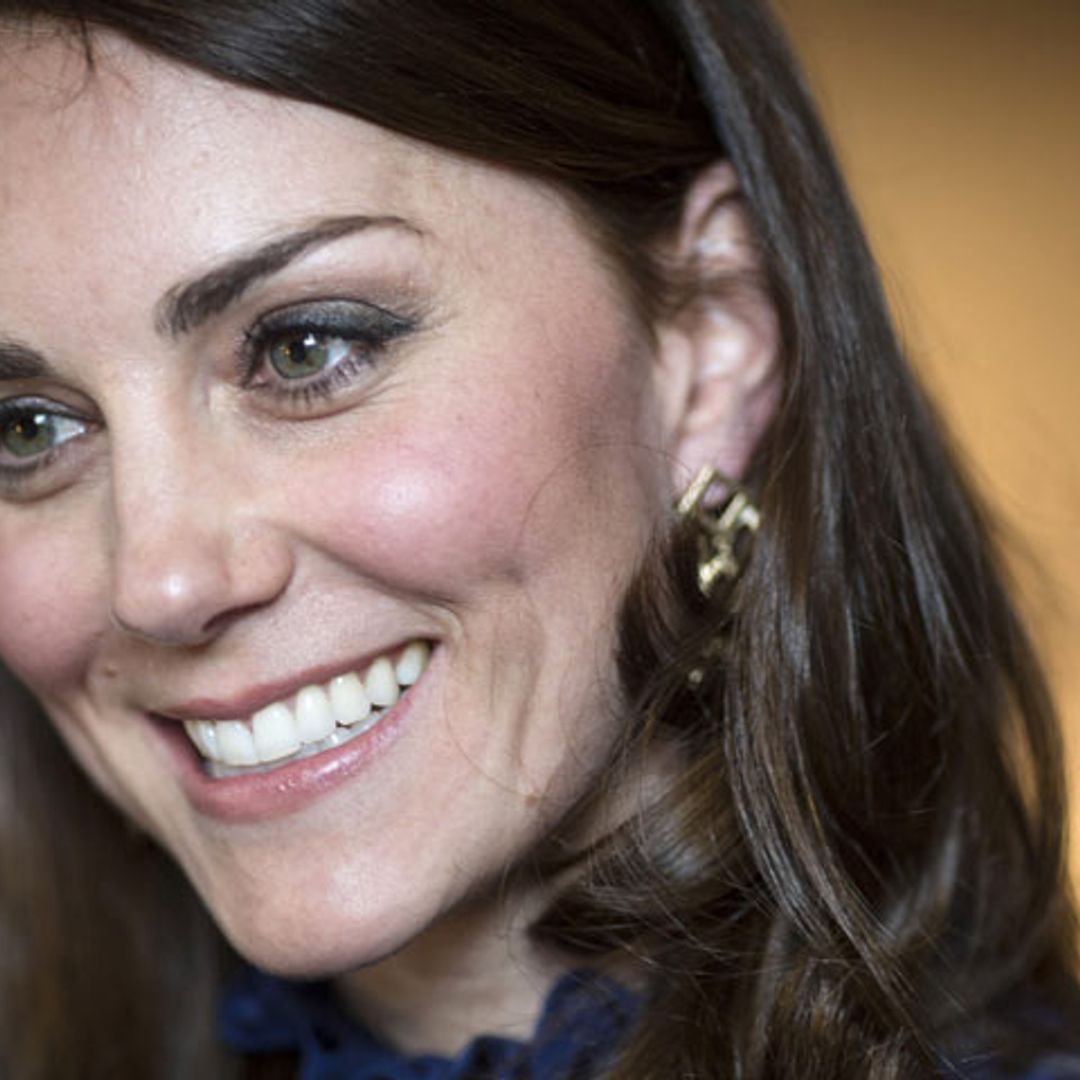 La Duquesa de Cambridge hace un guiño a su próximo país anfitrión con un vestido de las mil y una noches