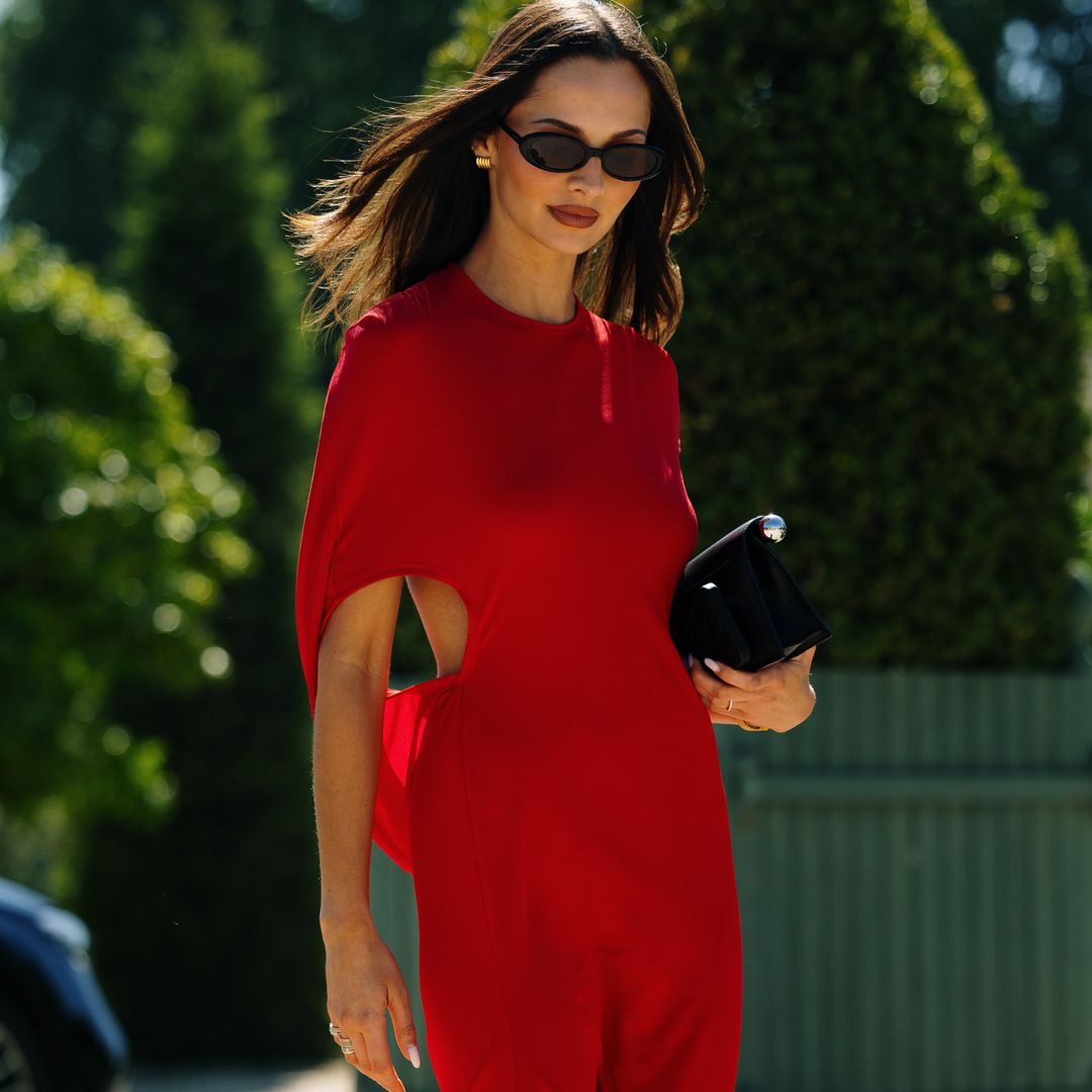 Acaba de llegar a Zara el vestido largo y rojo que queda bien tanto con zapato plano como con cuñas