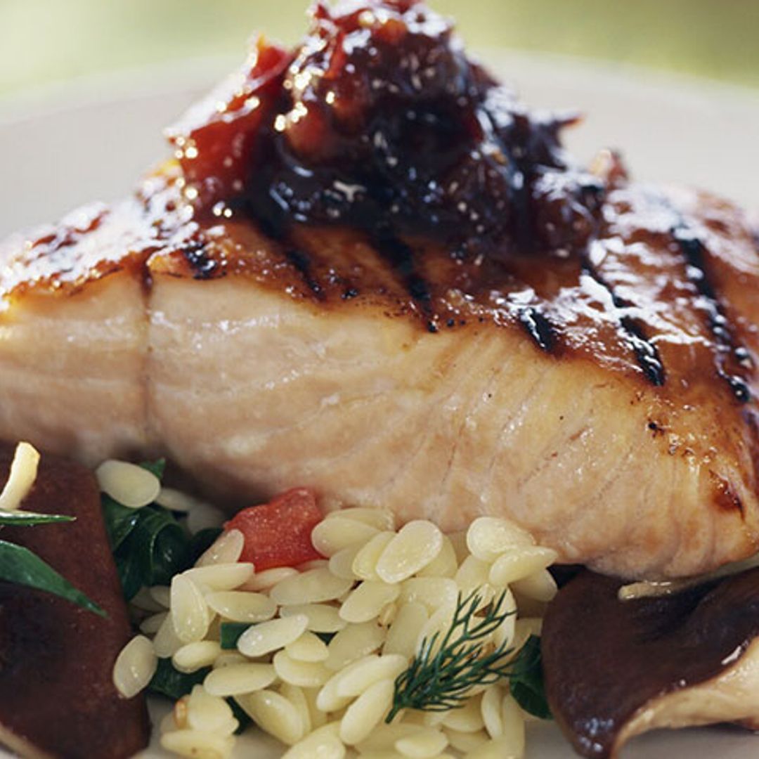 Salmón a la parrilla con salsa de ciruela y jengibre, orzo y setas
