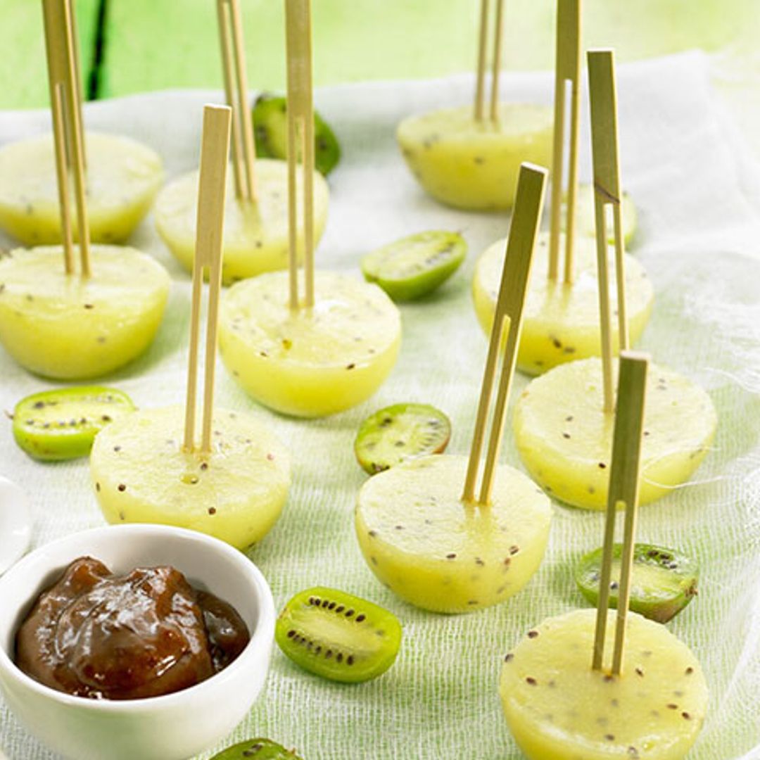 Brochetas de kiwi con 'chutney' de cerezas y piña