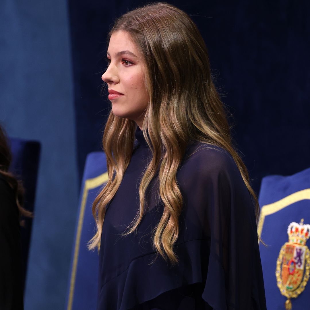 Con capa y sin tacones: la infanta Sofía vuelve a triunfar vestida de azul noche