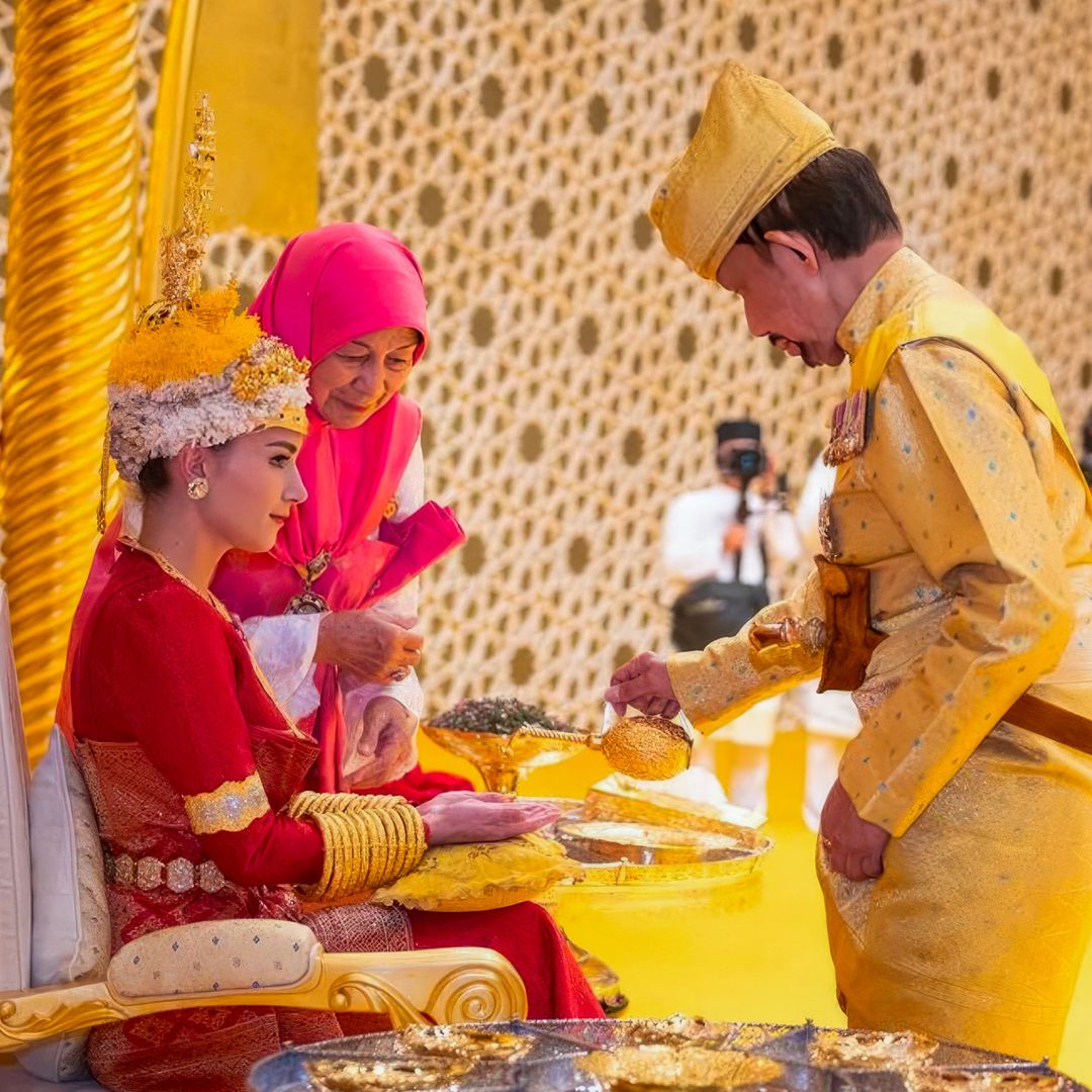 Anisha Isa Kalebic con el sultán de Brunéi, Hassanal Bolkiah, y su esposa, la reina Saleha, durante su boda con Abdul Mateen de Brunéi el 11 de enero de 2024 en Bandar Seri Begawan, Brunéi