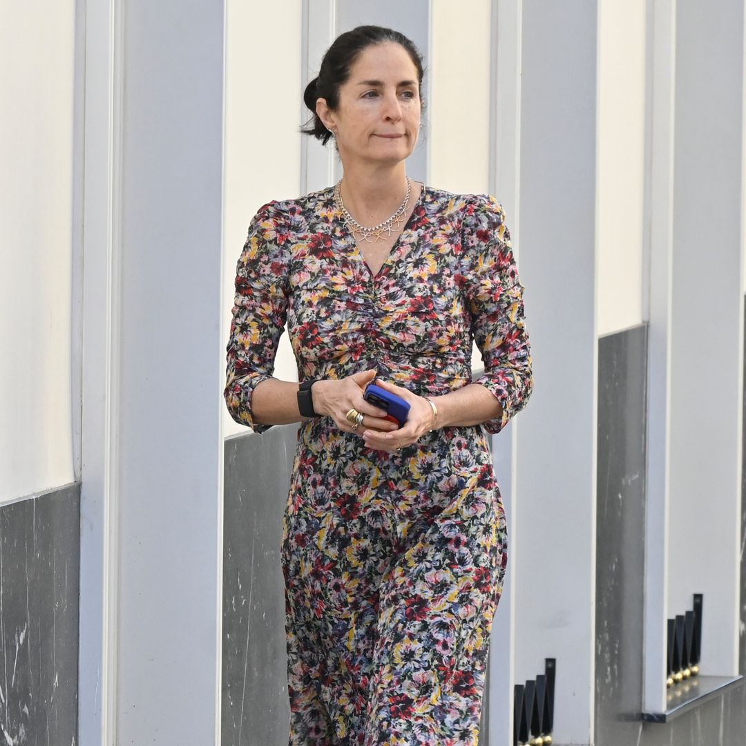 IMÁGENES EXCLUSIVAS: Carolina Herrera, pura elegancia discreta en Madrid con vestido floral y bailarinas trenzadas 