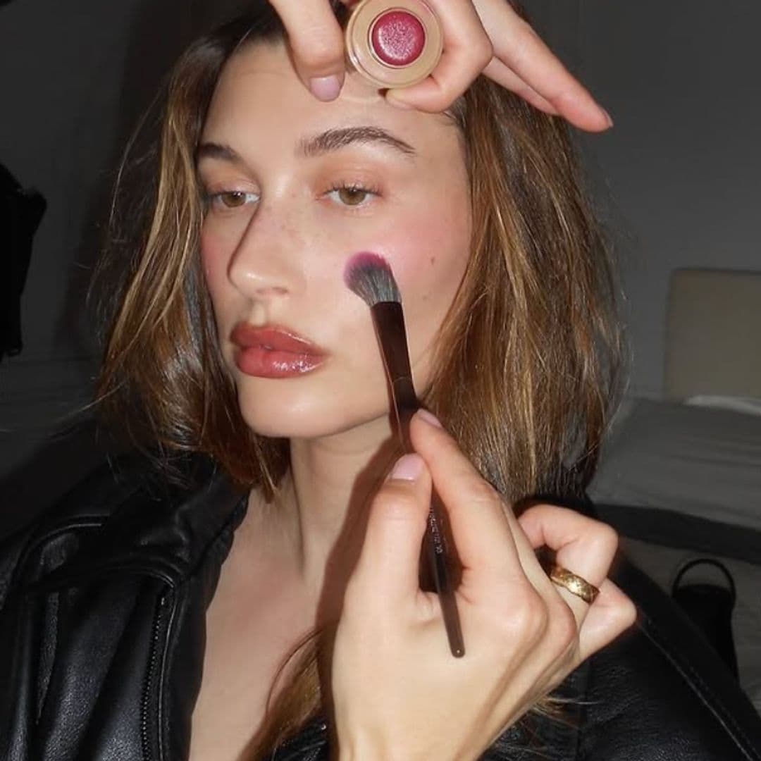 De Gigi Hadid a Hailey Bieber: todas llevan este tono de colorete con efecto rejuvenecedor