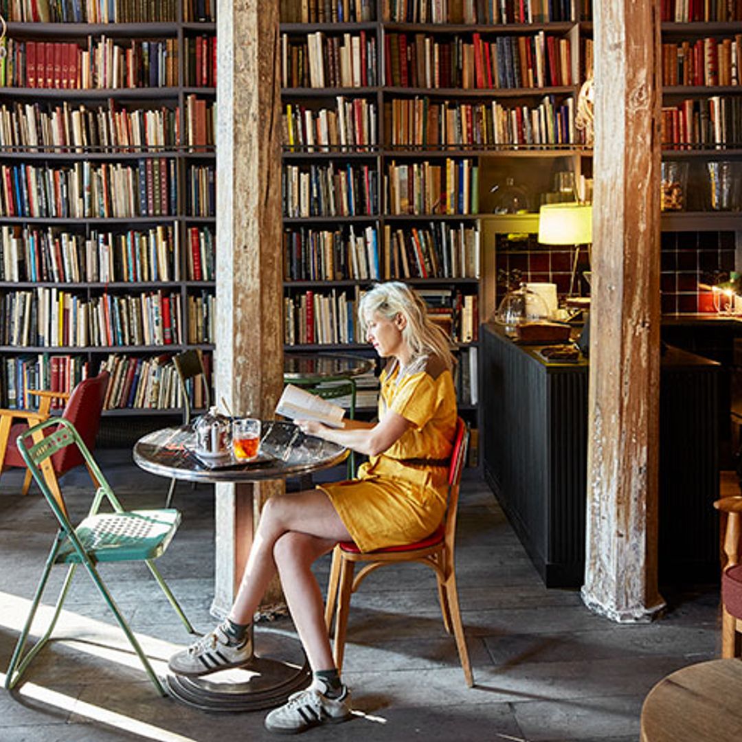 Por favor, me pone un café… y un libro