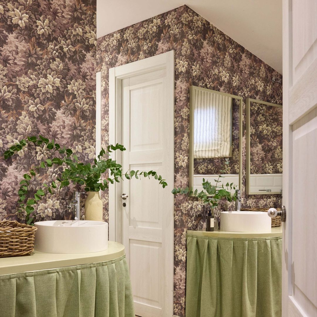 Un par de detalles del baño, revestido con un papel pintado de estilo inglés