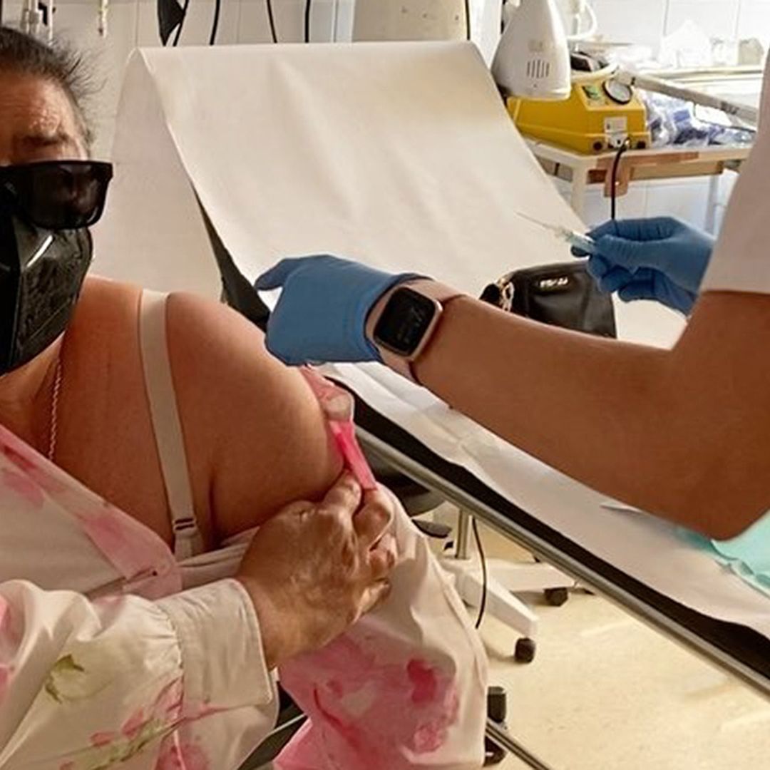 María del Monte se vacuna contra la COVID tras perder a dos hermanos a causa de la enfermedad