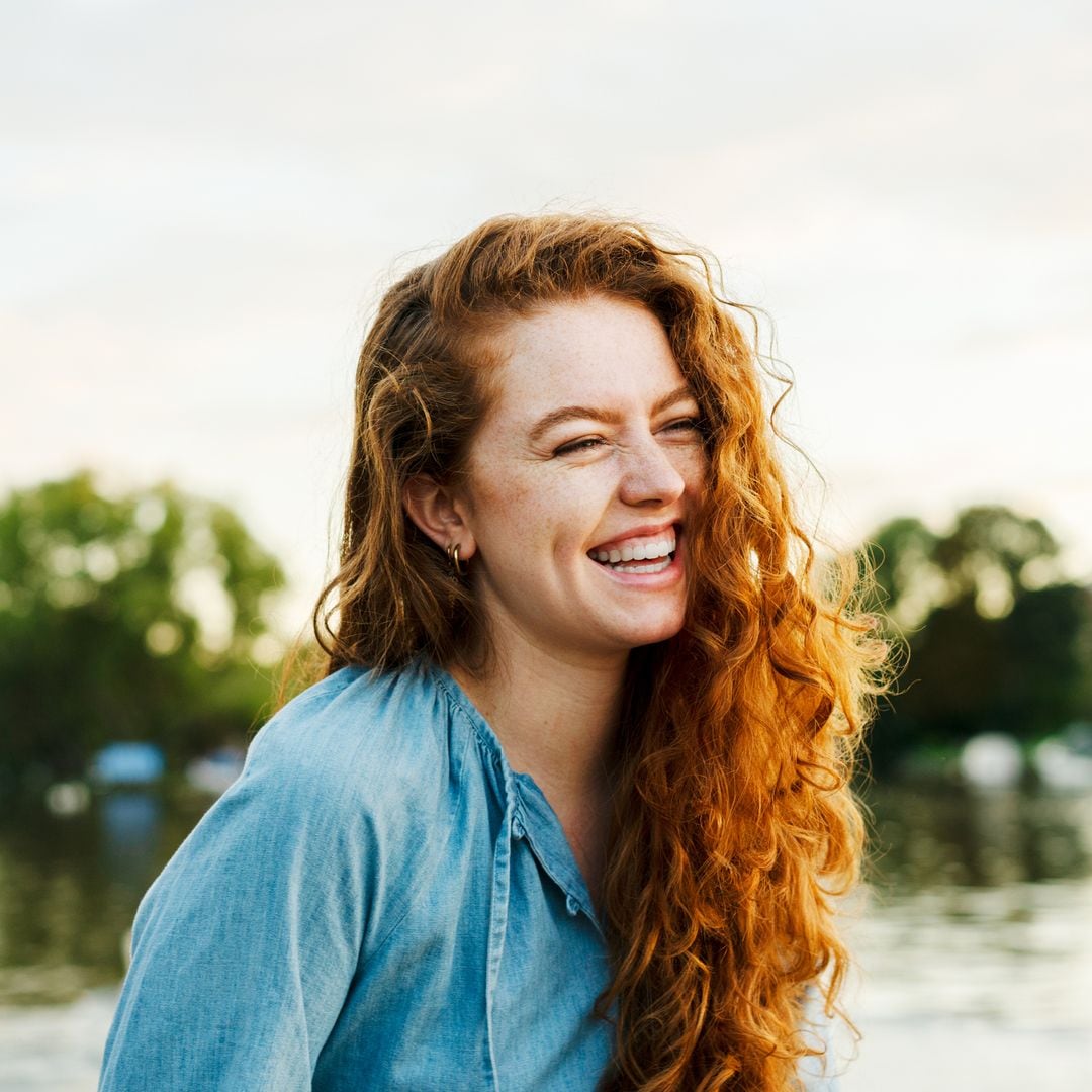 Qué significa que te rías en medio de momentos de tensión, según la psicología