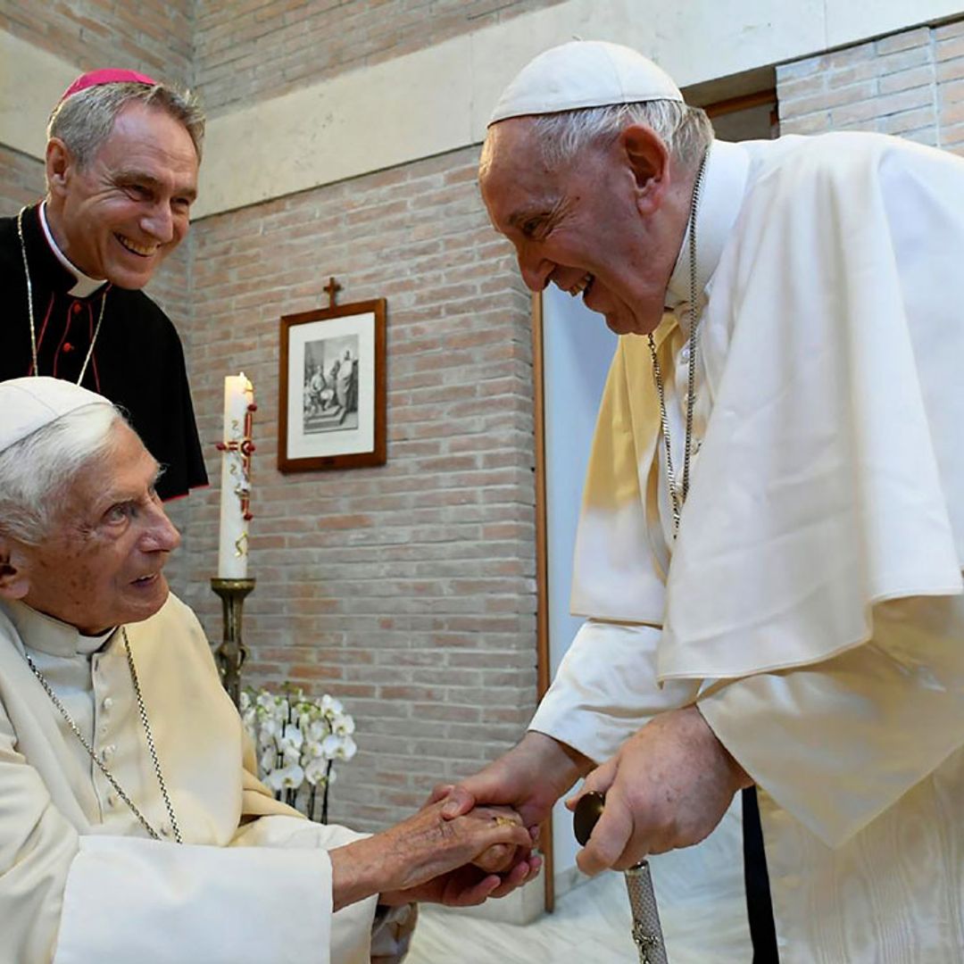 Preocupación por Benedicto XVI: el Papa pide rezar por él porque está 'extremadamente débil'