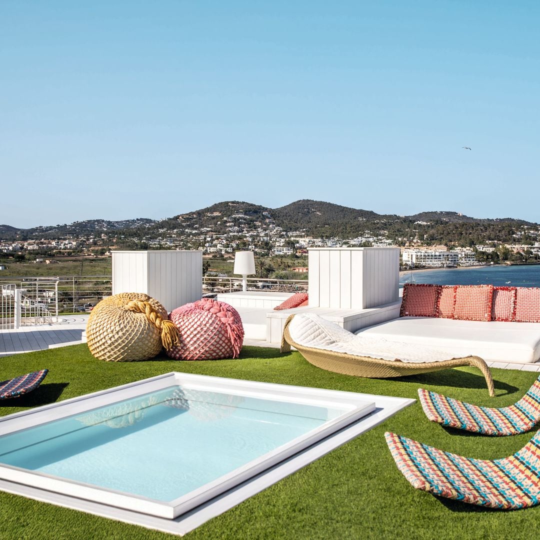 La piscina en torno a la que se vertebra este espacio, con sus hamacas, pufs y cómodos sofás