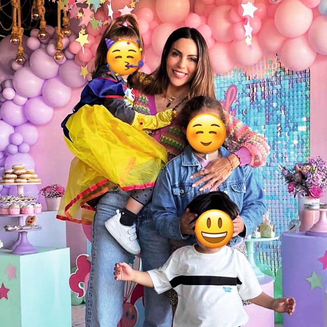 La periodista Melissa Jiménez con sus tres hijos en una fiesta de ccumpleaños con globos y dulces