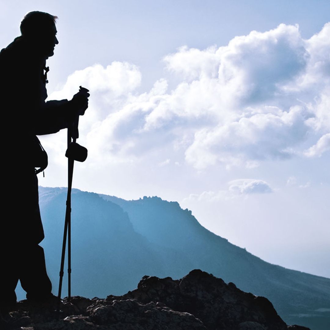 La historia de un hombre que camina 800 km marcha atrás para salvar los bosques de Indonesia