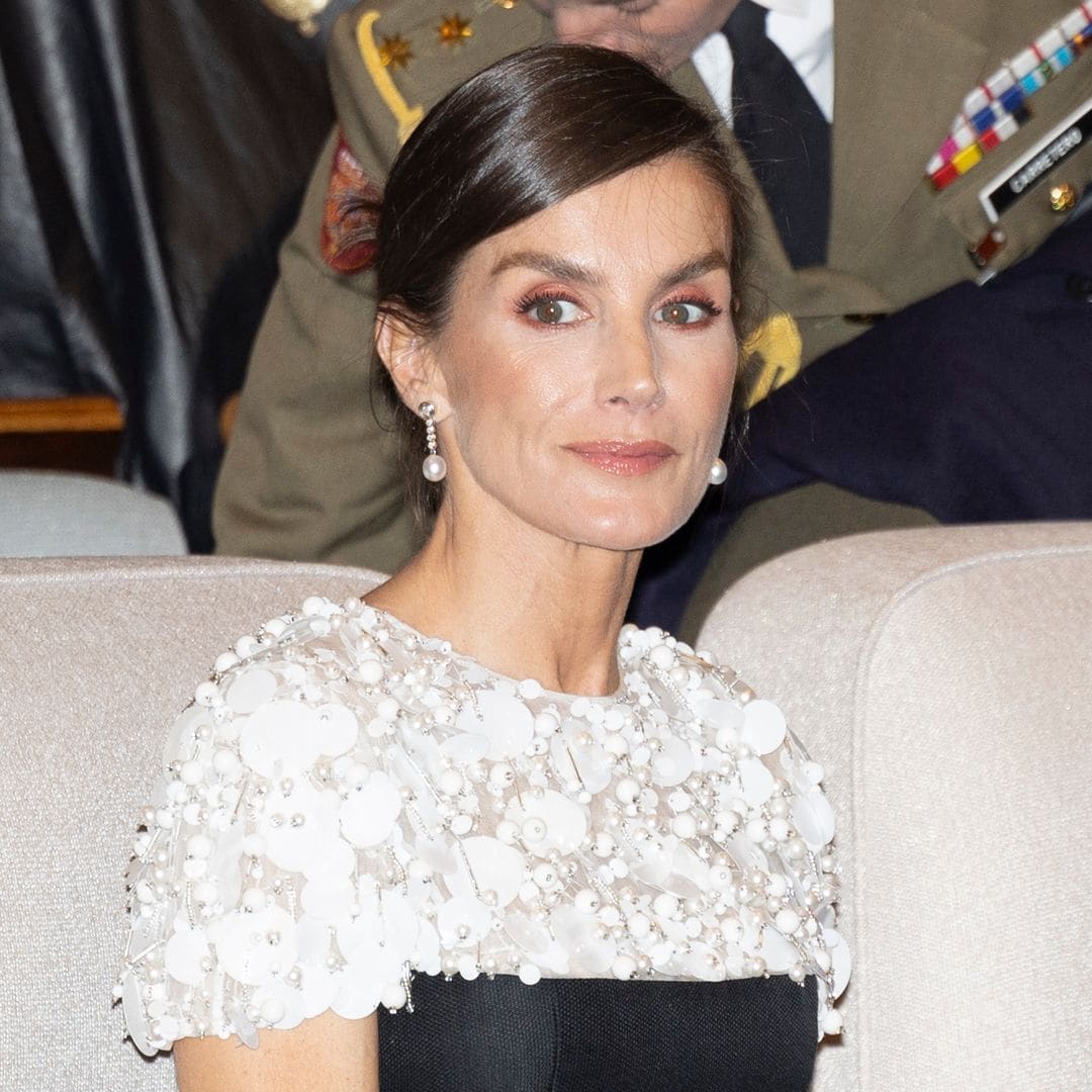 La reina Letizia sorprende en la cena de gala en China: ni vestido largo ni tiara en la cita más esperada del viaje
