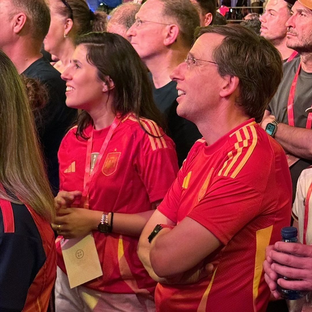 EN VÍDEO. José Luis Martínez-Almeida y Teresa Urquijo pura euforia, emoción y gritos de "campeones" en la gran noche de La Roja en Cibeles