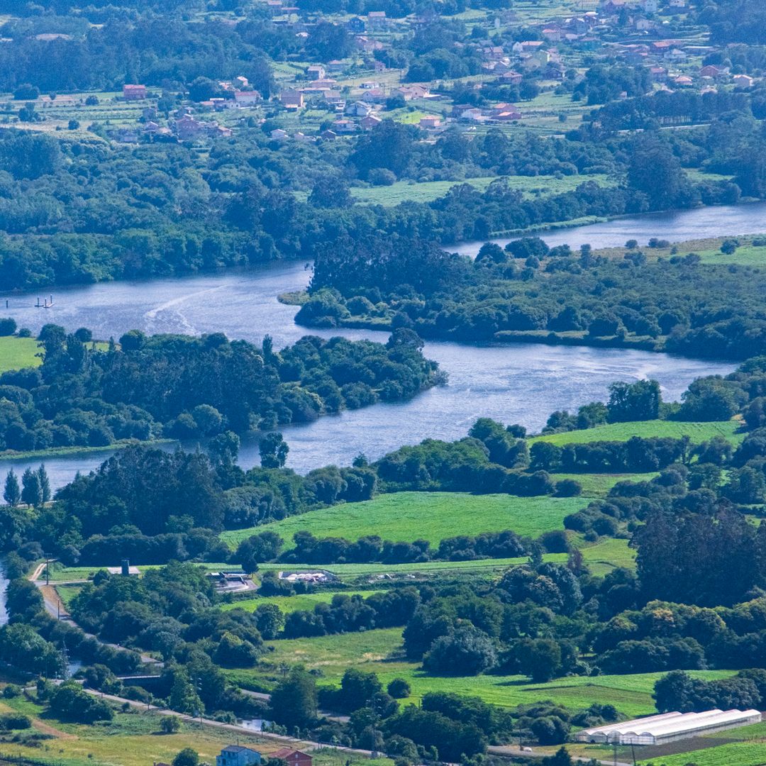 El pueblo más famoso de Galicia por sus pimientos es también uno de los más sorprendentes: cuna del Camino de Santiago y una gastronomía que justifica por sí sola el viaje