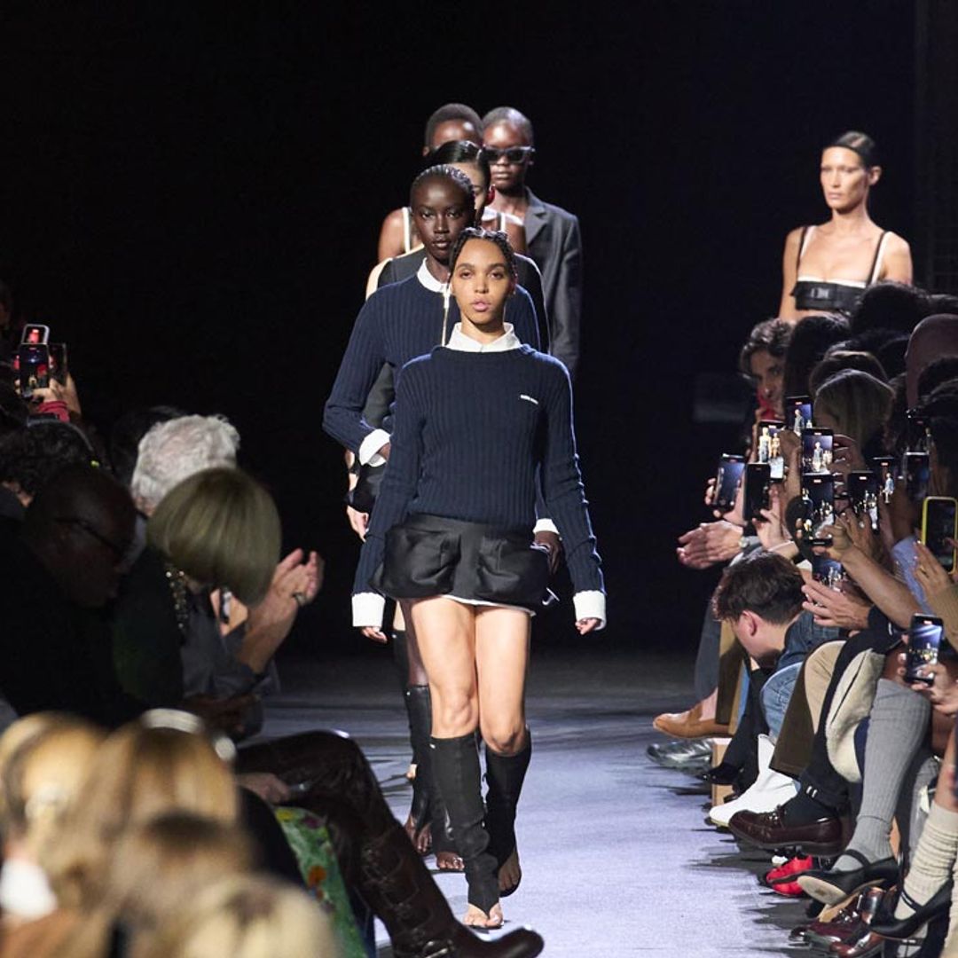Miu Miu innova con la falda-riñonera y convierte a FKA Twigs en estrella de su desfile