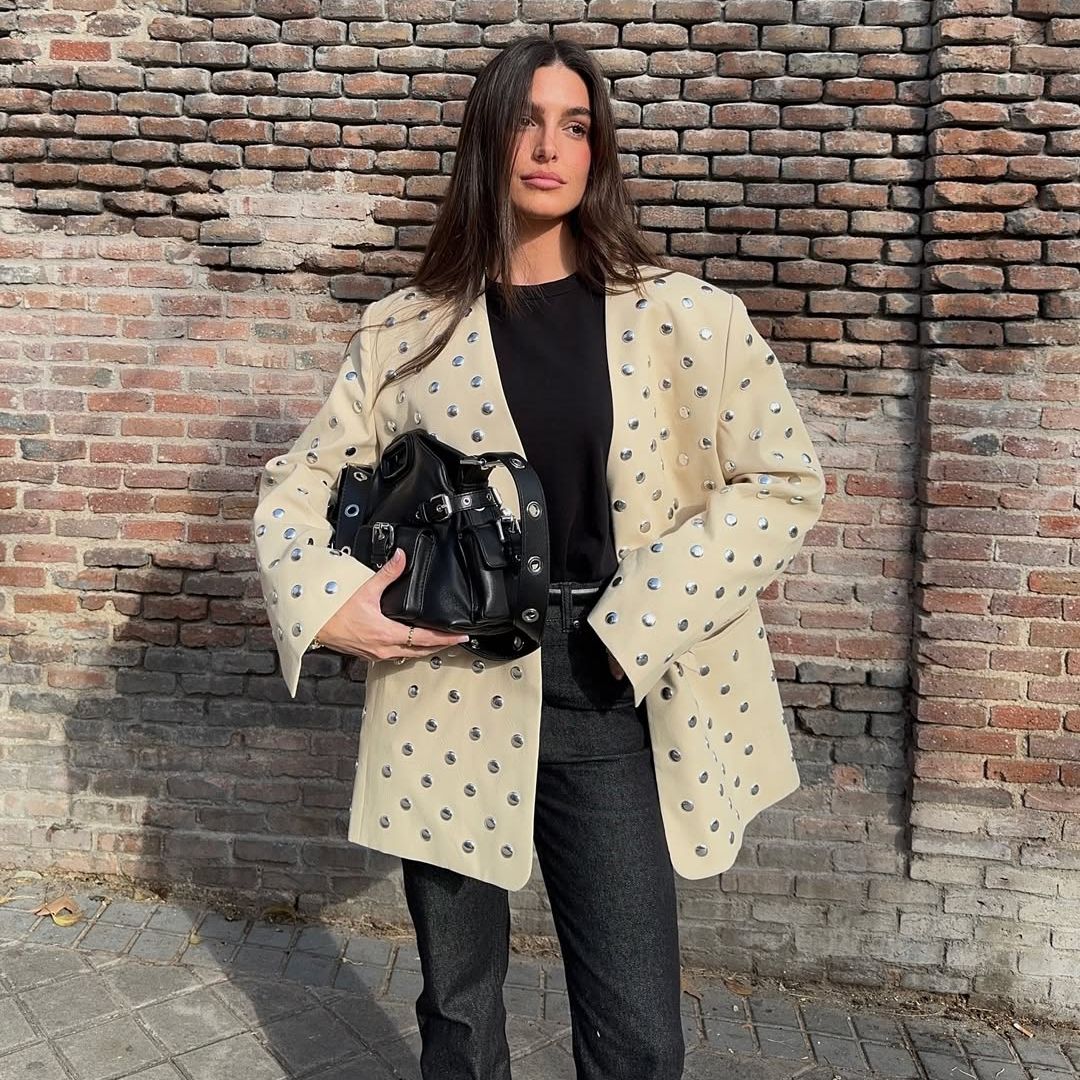 Gemma Pinto con americana blanco crudo de tachuelas