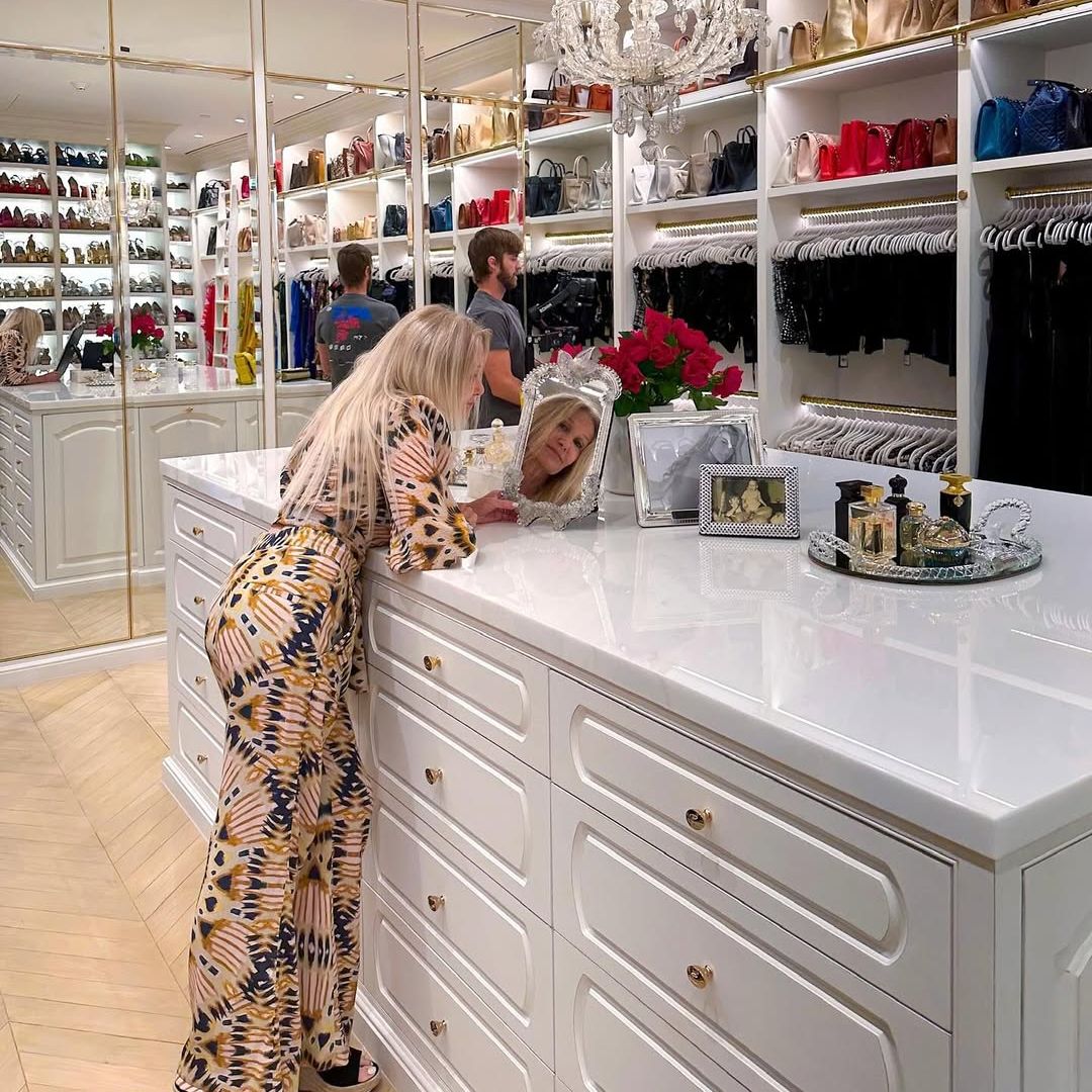 Linda evaluando el refinado acabado del vestidor de Vergara
