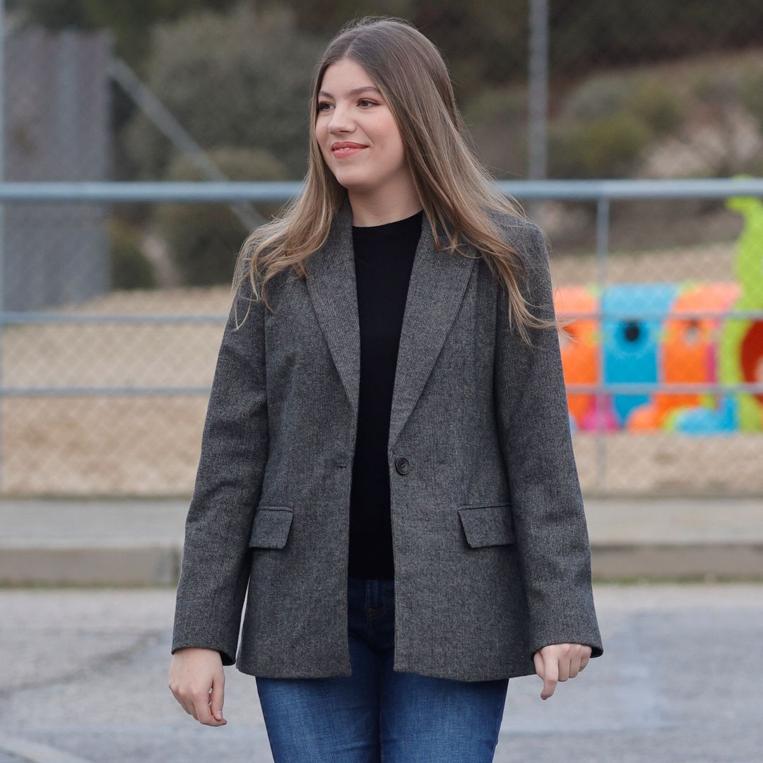 La infanta Sofía ficha en las rebajas de Zara una blazer con hombreras y la combina estos vaqueros ultrafavorecedores