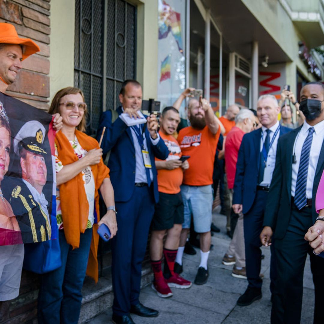 Arriando una bandera y en uno de los míticos bares de San Francisco: Máxima de Holanda inicia su viaje en solitario por Estados Unidos