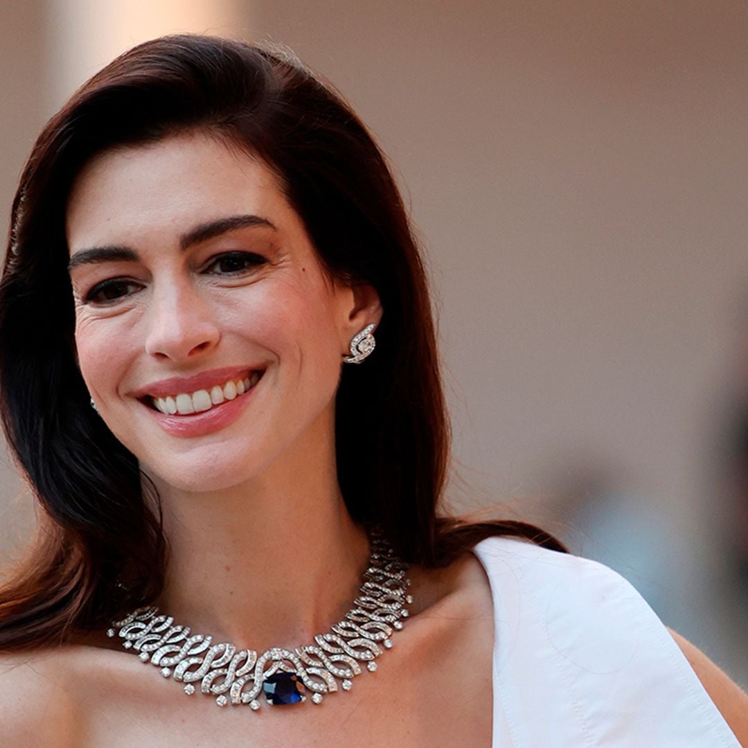 Un vestido camisero blanco para Anne Hathaway: así ha sorprendido la actriz en una gala en Roma