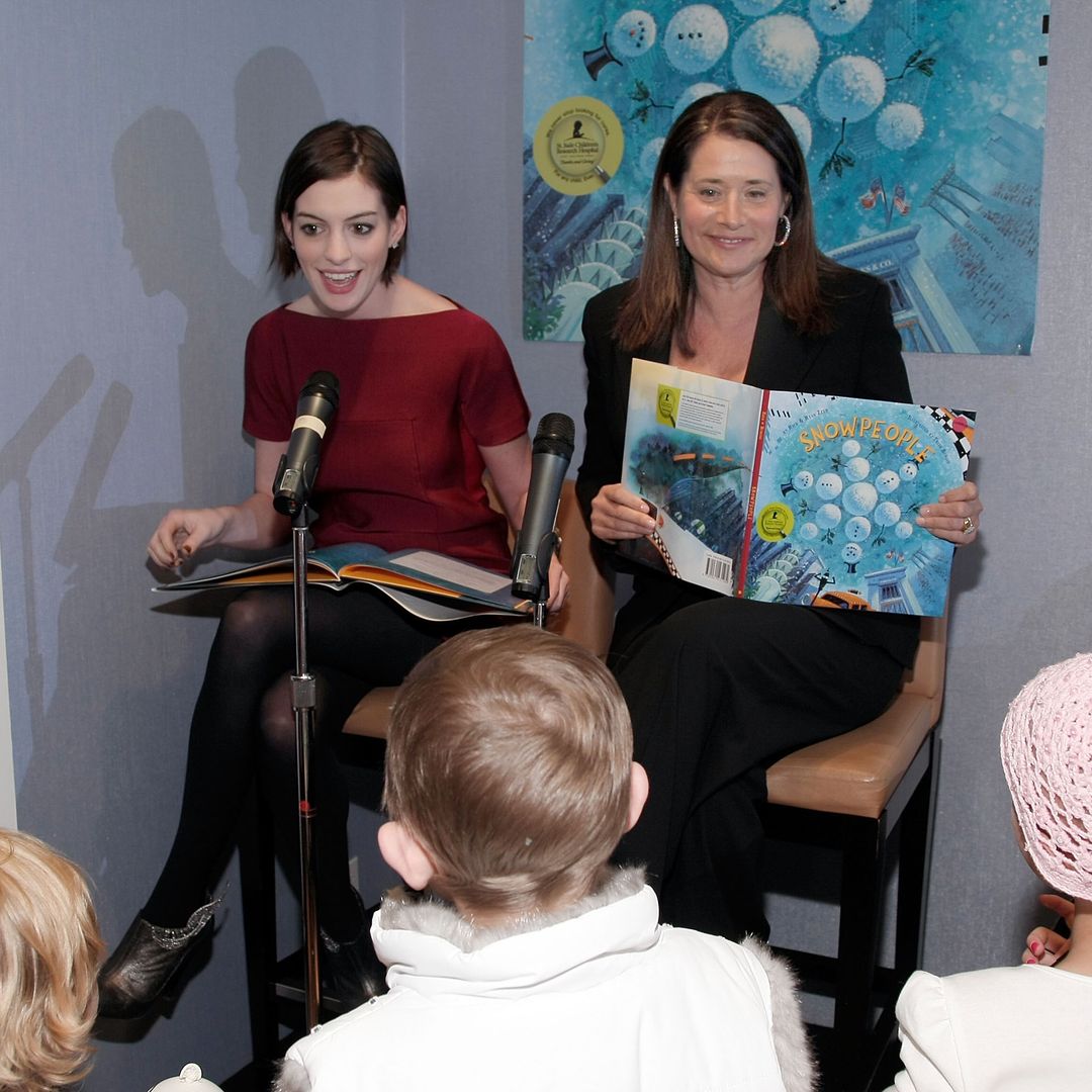 Anne Hathaway leyendo para niños en 2007.