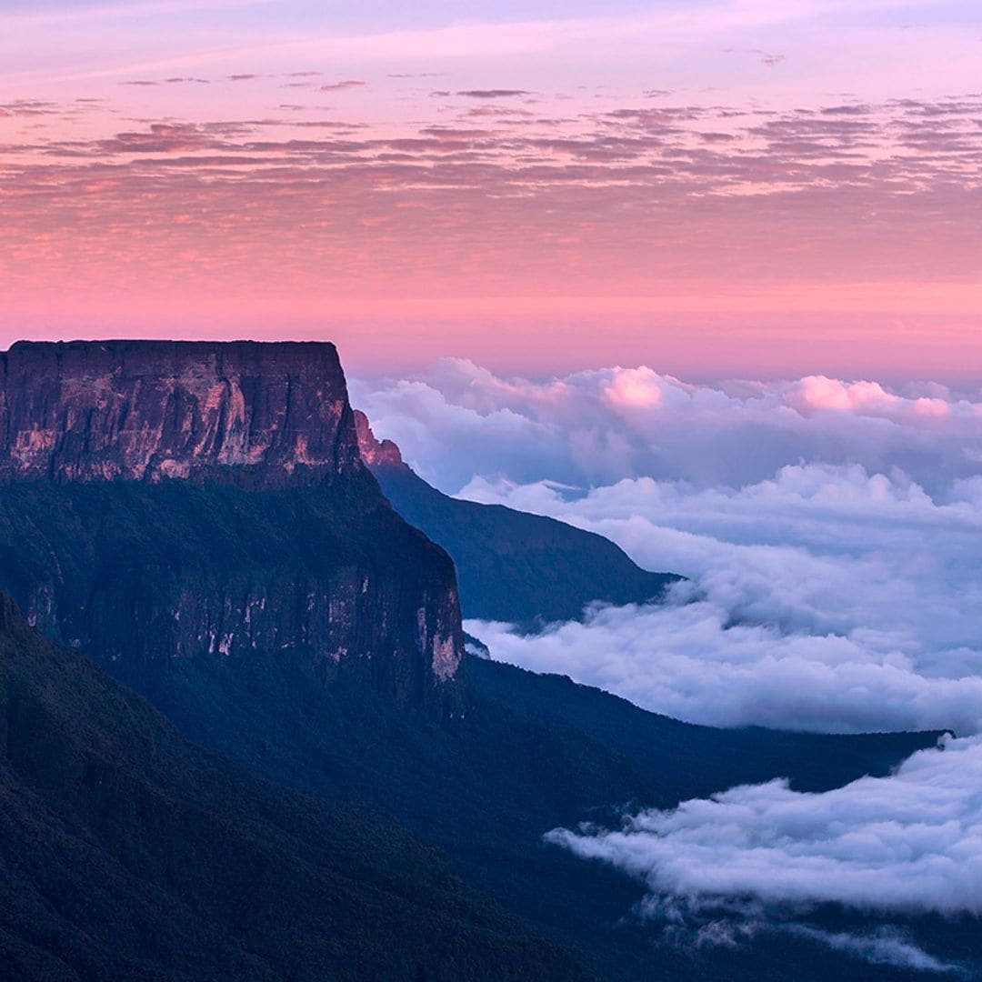 Tepuyes y el mar de nubes en el Parque Nacional de Canaima, Venezuela
