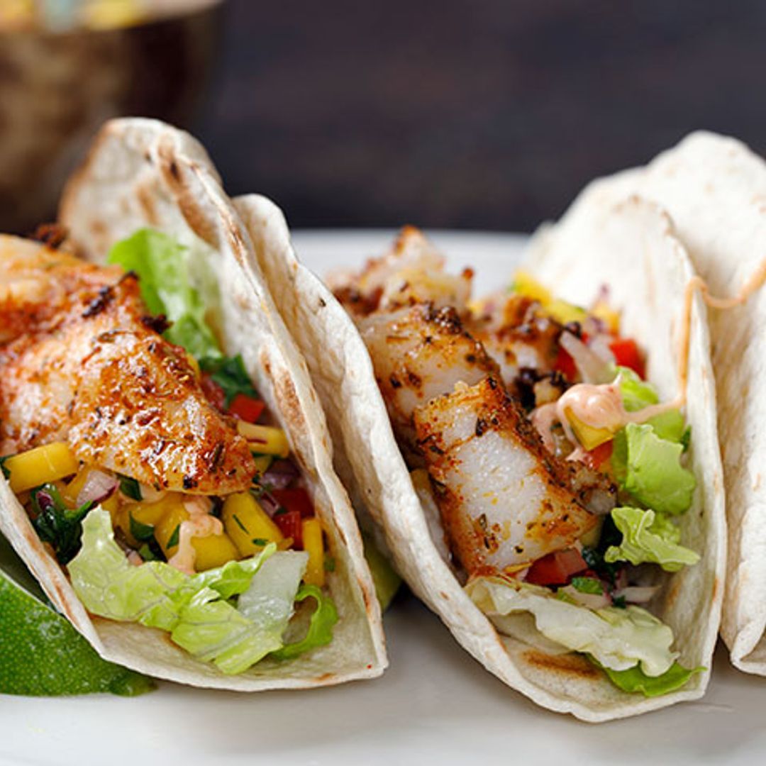 Tacos de fogonero adobado con daditos de mango