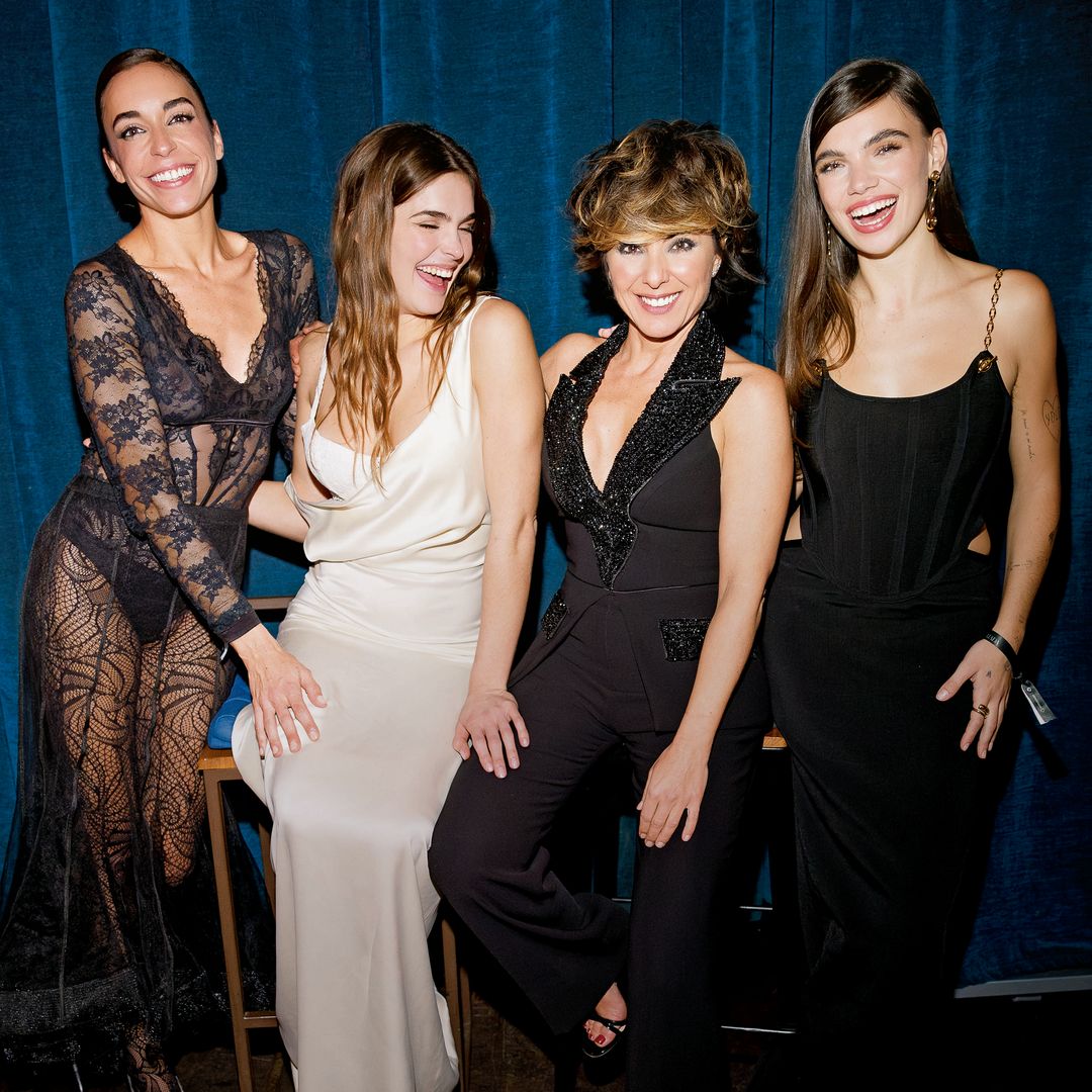 Sonsoles Ónega con las protagonistas de su nueva serie