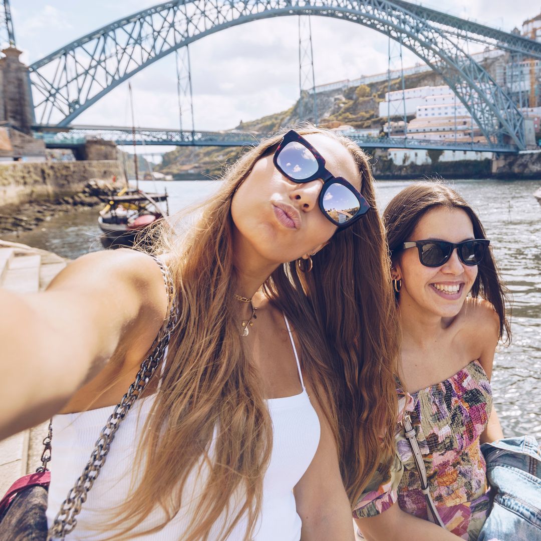 Amigas en la ciudad de Oporto en verano