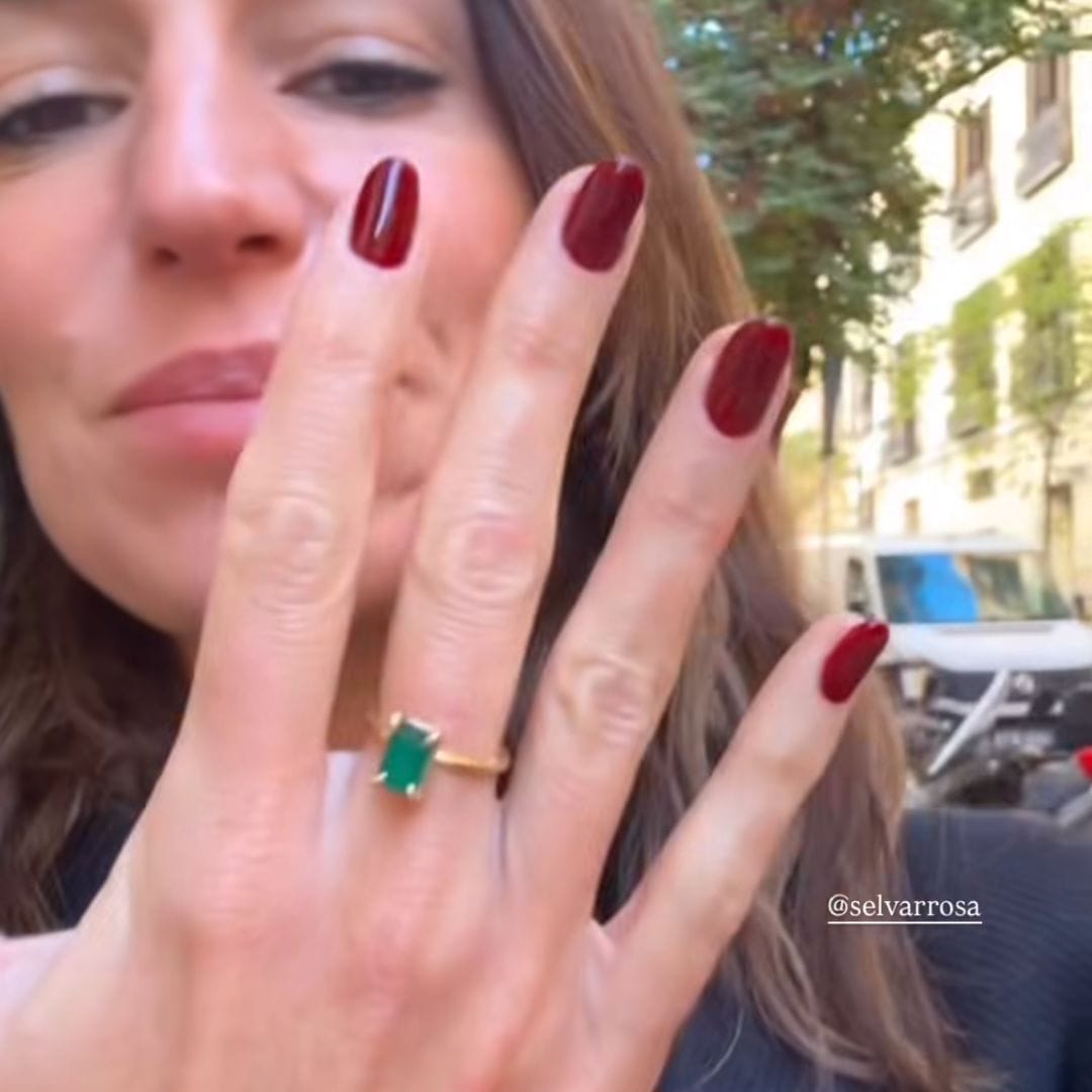 Eugenia Osborne enseña su manicura granate para el invierno