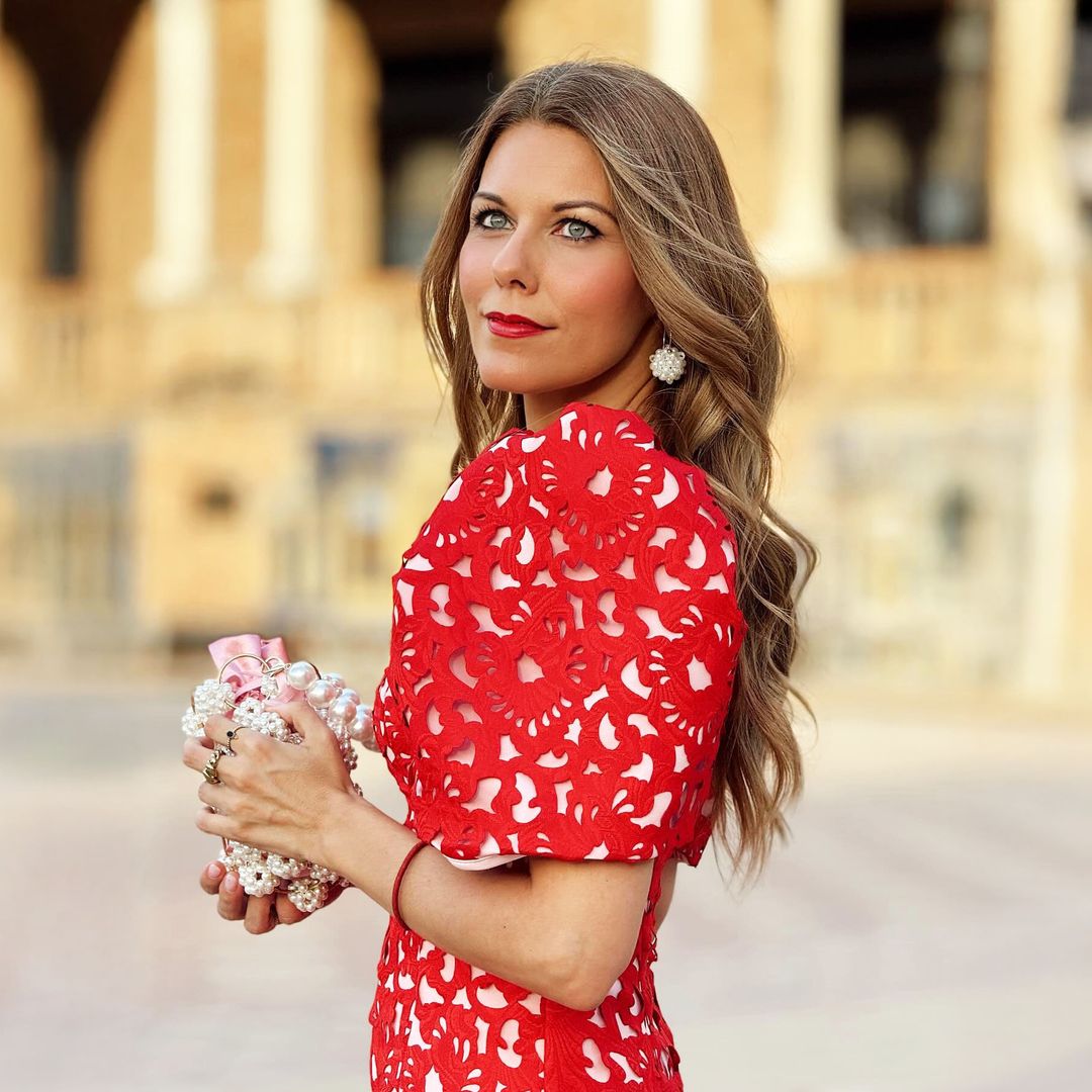 Soy experta en novias y este es el peinado de invitada que deberías elegir según sea tu vestido