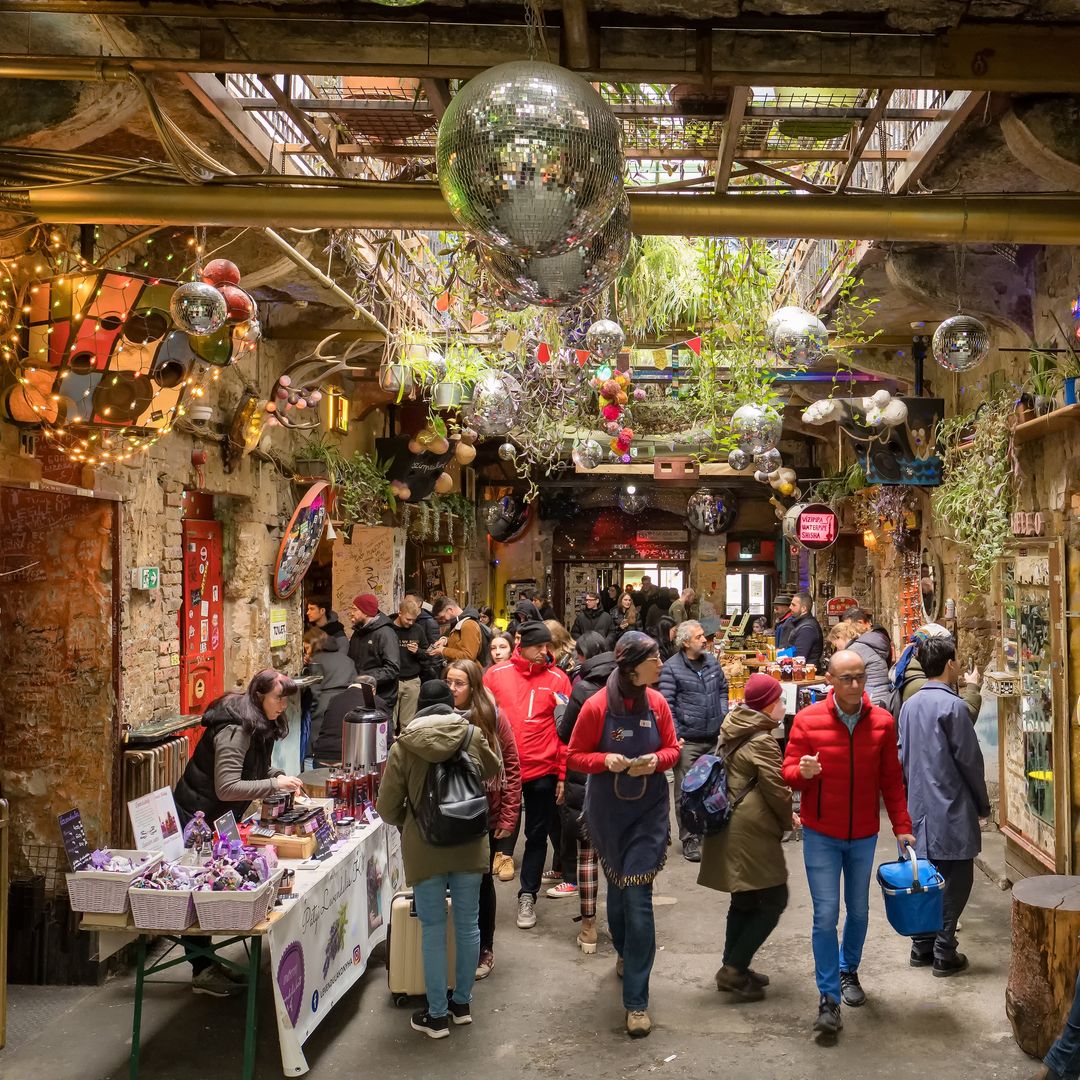 Szimpla Garden, el bar de ruinas más famoso de Budapest, Hungría