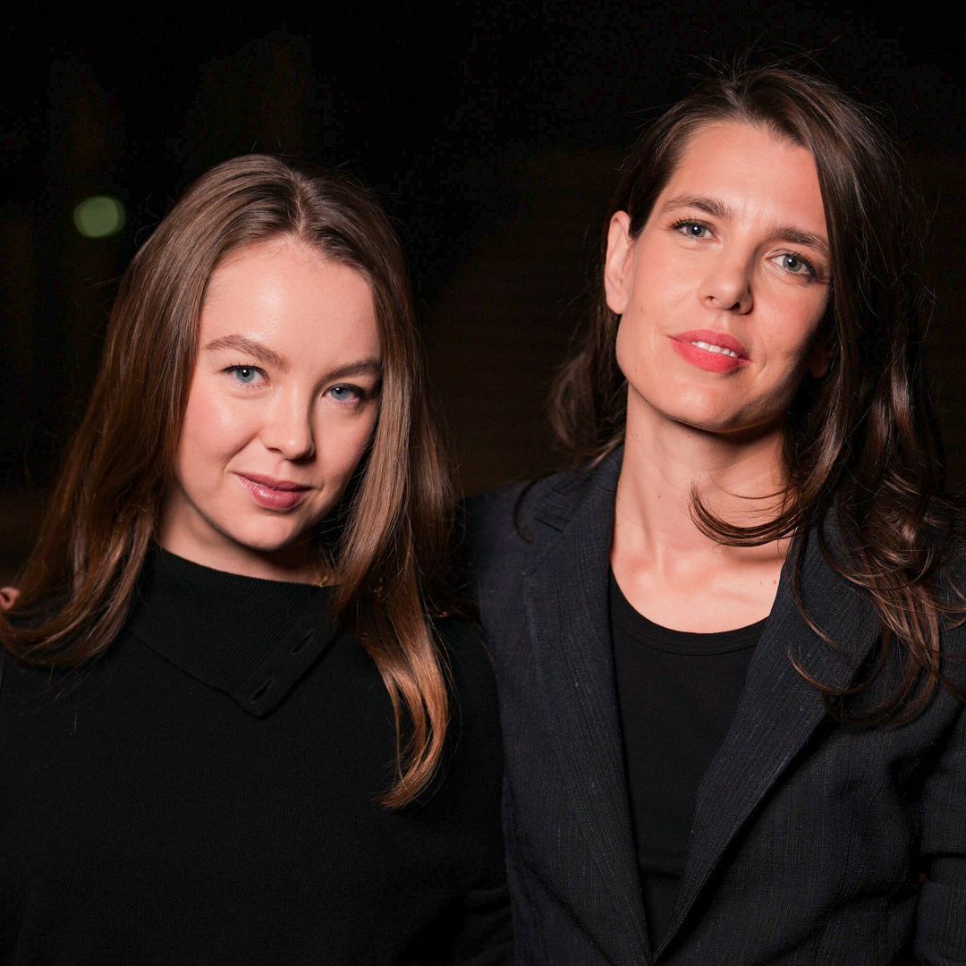 Carlota Casiraghi y Alejandra de Hannover, dos hermanas que comparten 'front row' en París: sus looks minimalistas esconden el mismo truco
