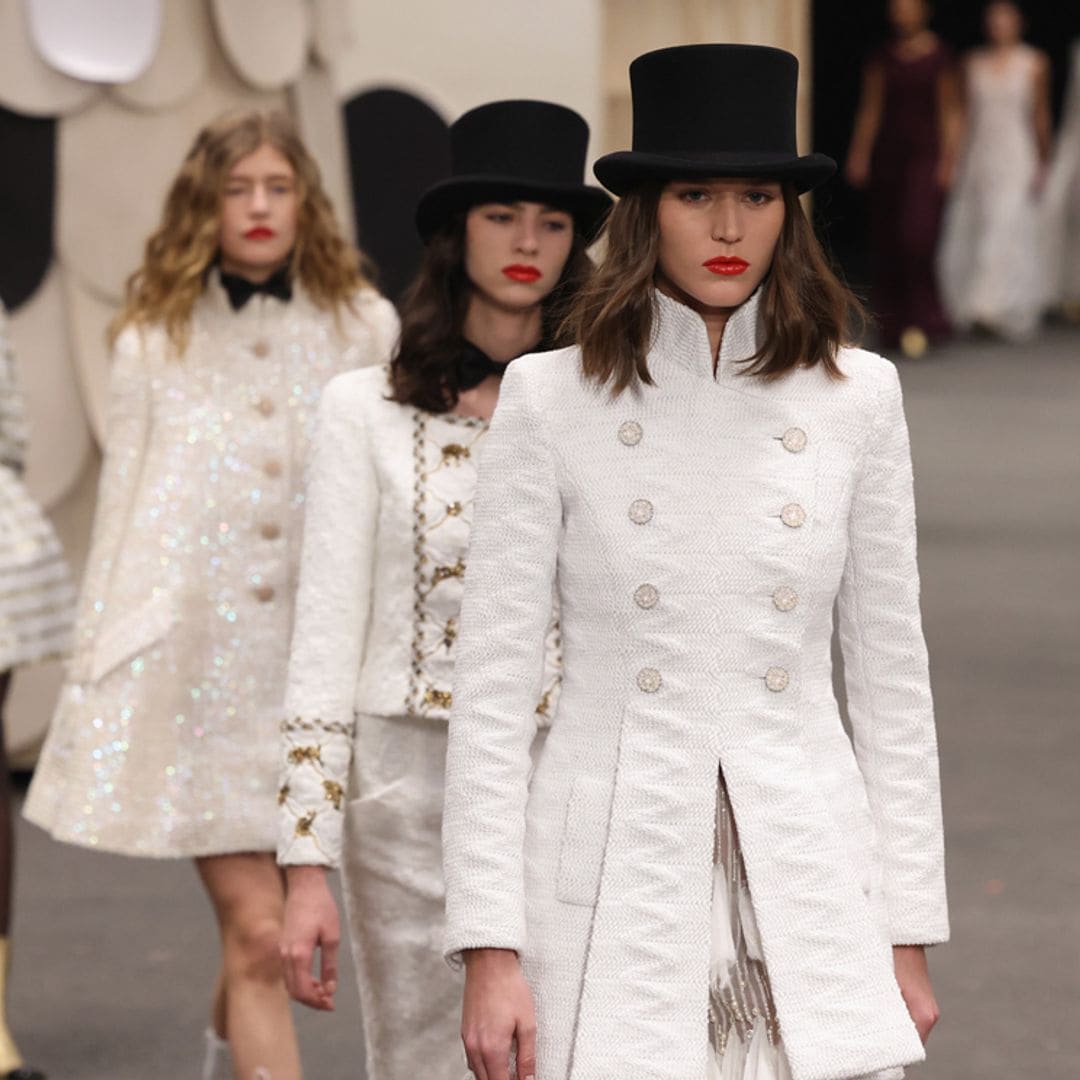 El traje de chaqueta y los tacones cómodos conquistan la Alta Costura de Chanel