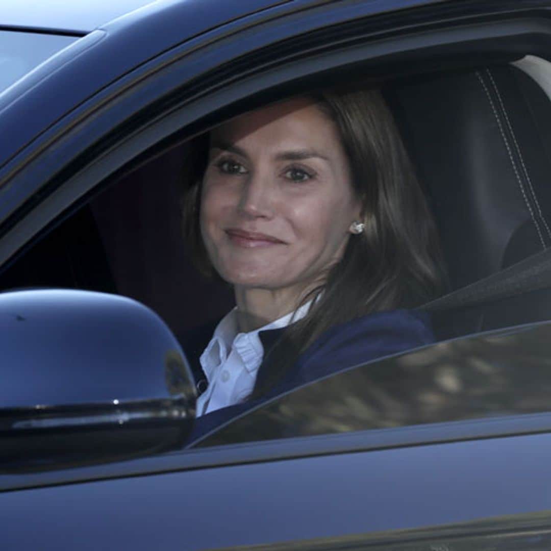 El renovado estilo de la reina Letizia, con deportivas blancas, en la vuelta al cole de sus hijas