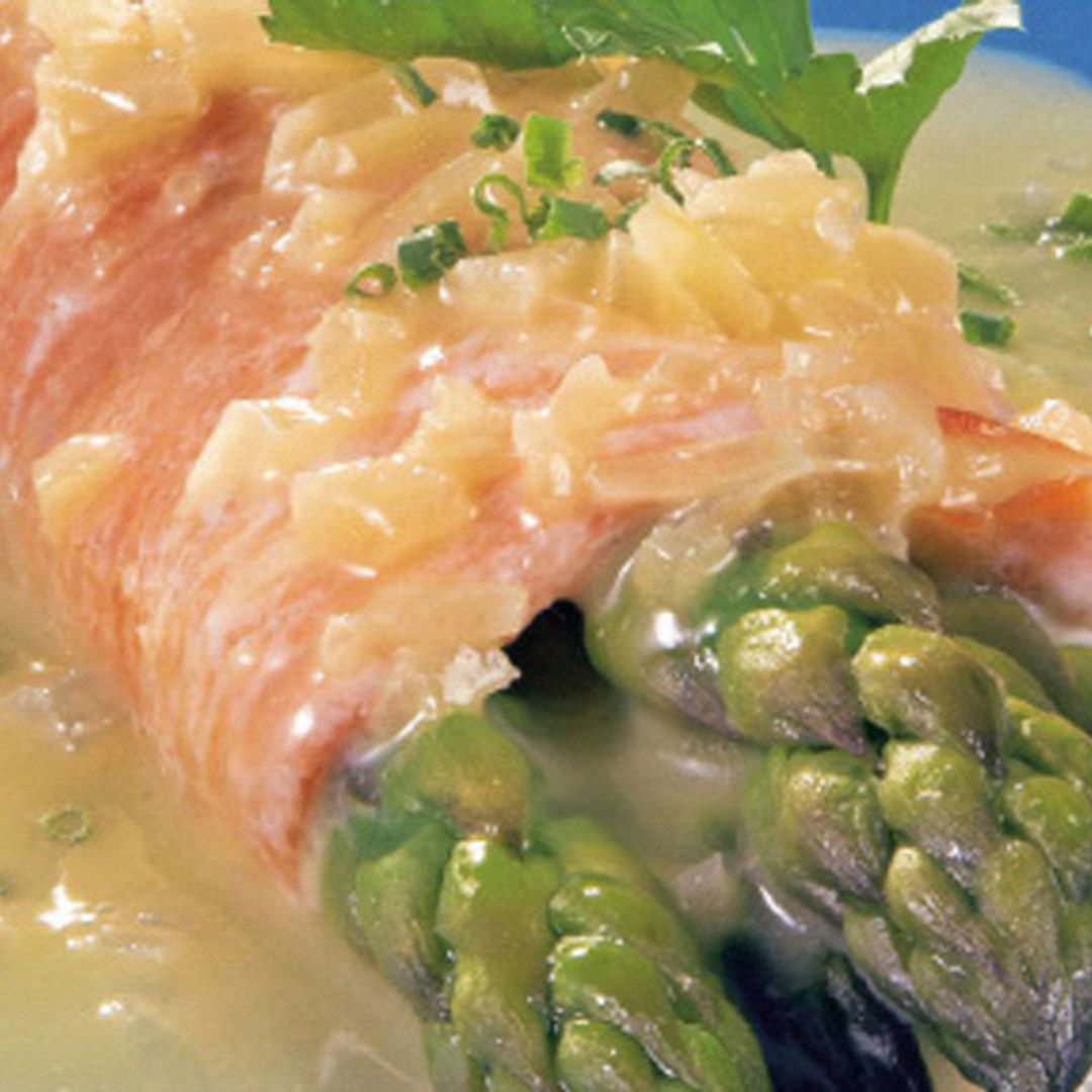 Rollitos de salmón con espárragos en salsa