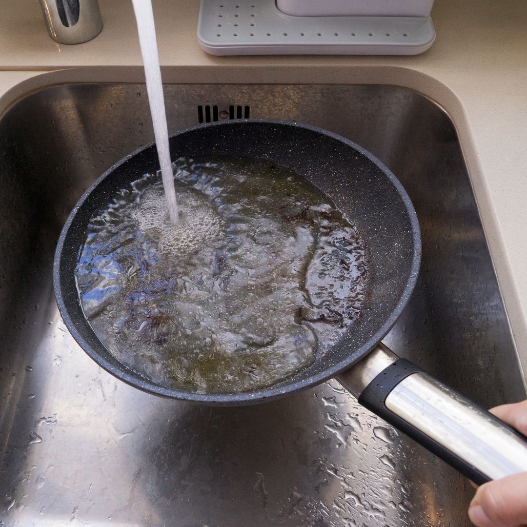 Los cocineros lo advierten: nunca hagas esto con tu sartén después de cocinar (puede salirte caro)