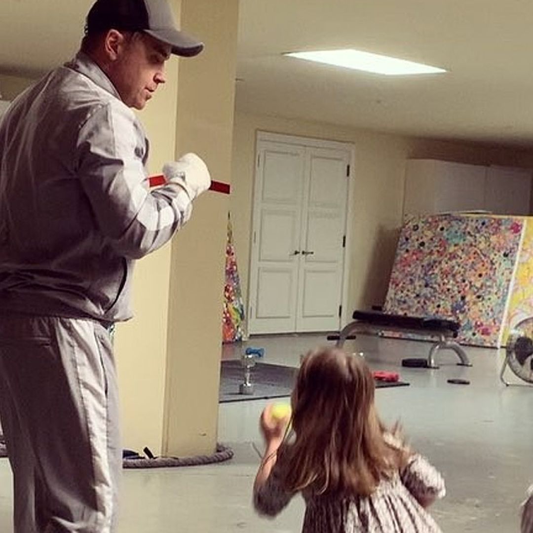 El divertido calendario de la hija de Robbie Williams