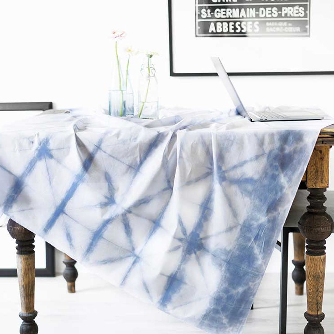 Lánzate al 'tie-dye' y da una nueva vida a tu mantelería blanca
