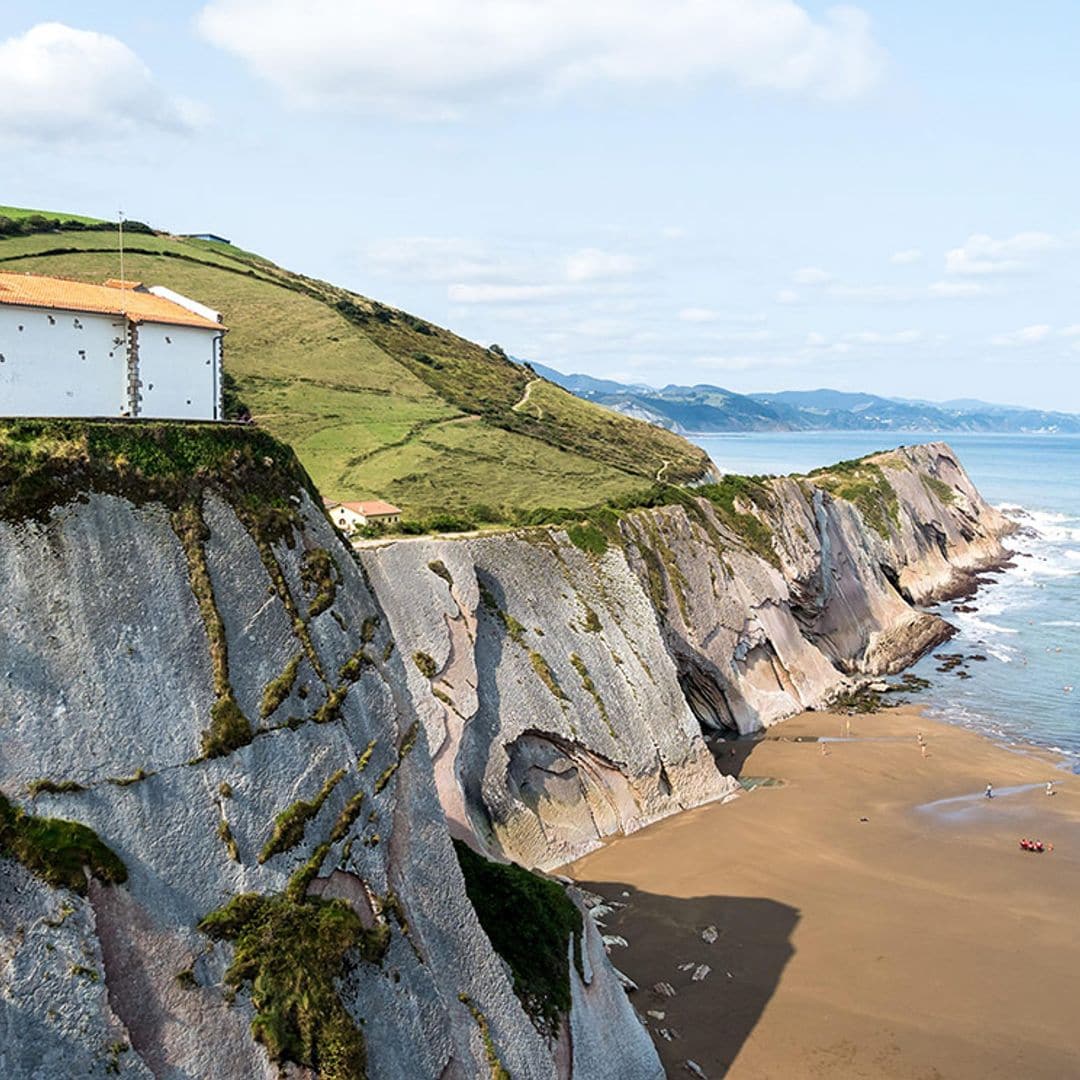 Itzurun, la playa de hojaldre de Zumaia