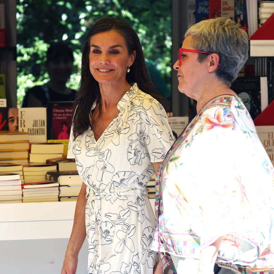 El momentazo de la reina Letizia ejerciendo de nuevo como periodista en la Feria del Libro de Madrid