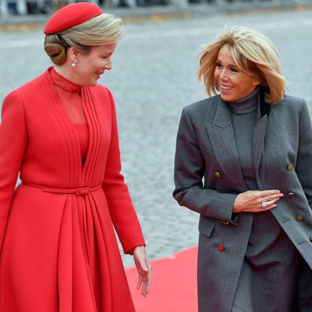Matilde de Bélgica vs Brigitte Macron: las 'royals' siempre ganan de rojo