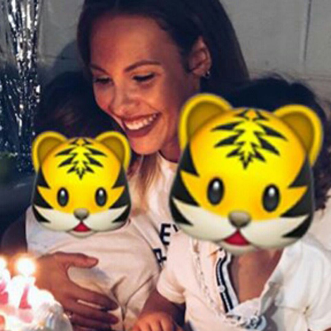 Jessica Bueno sopla las velas con la ayuda de sus 'tesoritos'