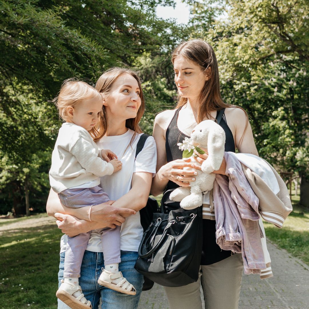 Lo que dice la psicología cuando tú eres madre y tu amiga no: "Buscar pequeños momentos de conexión ayuda muchísimo a mantener el vínculo vivo"