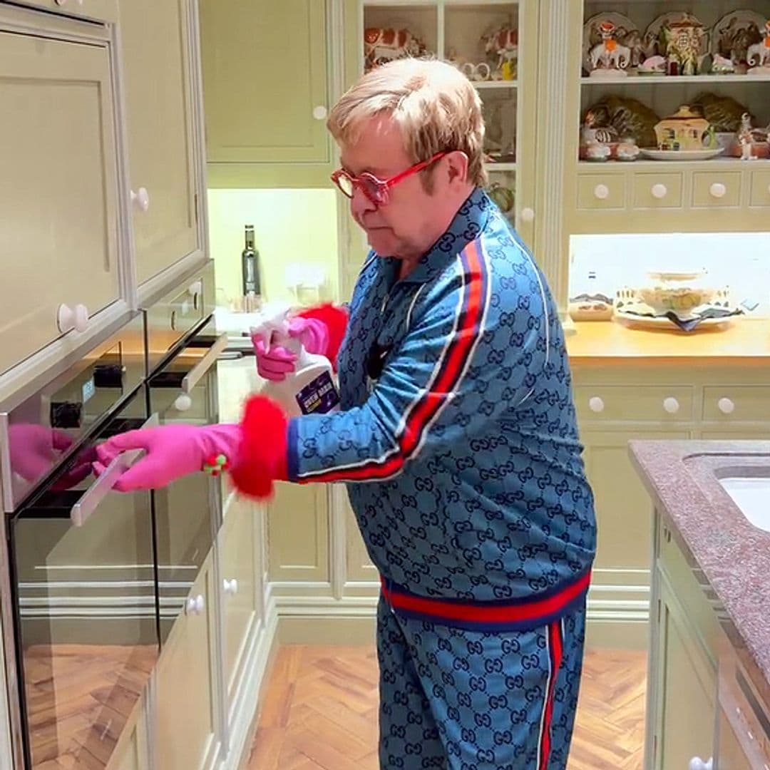 Elton John responde a las críticas por la limpieza de su horno con un sorprendente vídeo