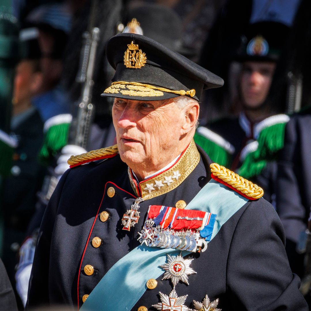 Última hora del estado de salud de Harald de Noruega: la familia real abandona el hospital mientras Noruega rinde homenaje a su Rey frente al palacio