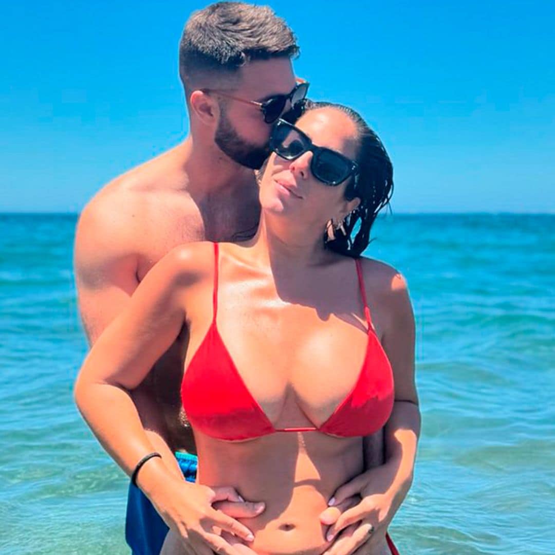 Anabel Pantoja luce tripita de cuatro meses y posa feliz junto a su novio en las playas de Gran Canaria