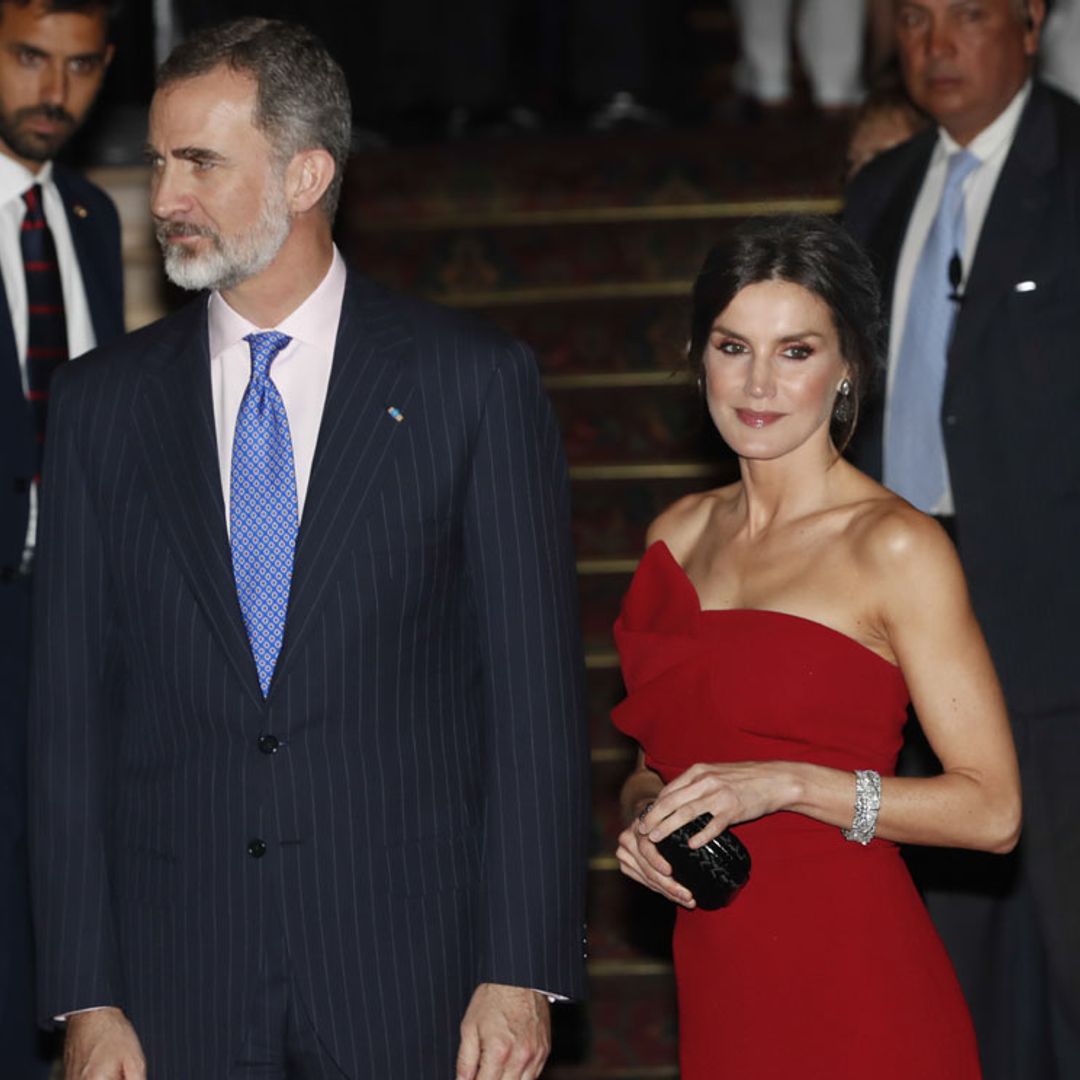 Sin tiempo para cambiarse, los Reyes bajan del avión con la misma ropa con la que acuden a la cena