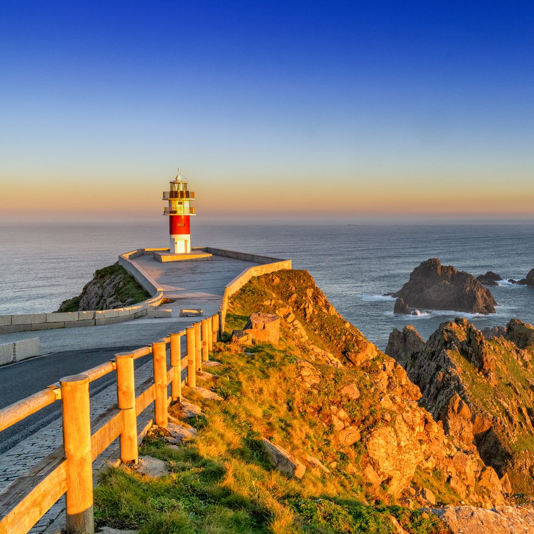 El viaje en tren más espectacular de Galicia: de faro en faro entre acantilados infinitos
